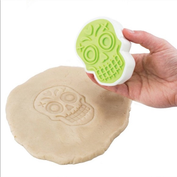Tovolo Sugar Skull Cookie Cutter and 6 Stamps - Picture 8 of 10